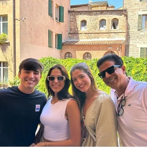 Ronaldo Otoch e trigêmeos se encantam pela Itália