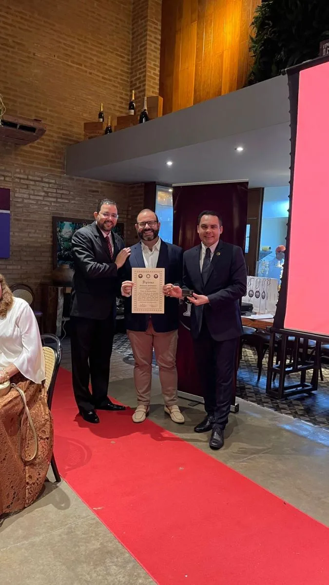 Victor Costa celebra formatura como Sommelier Profissional