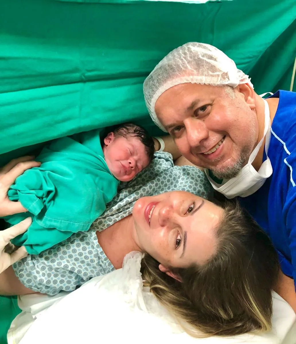 A cegonha entrega Maria para Adriana e Raphael Loureiro