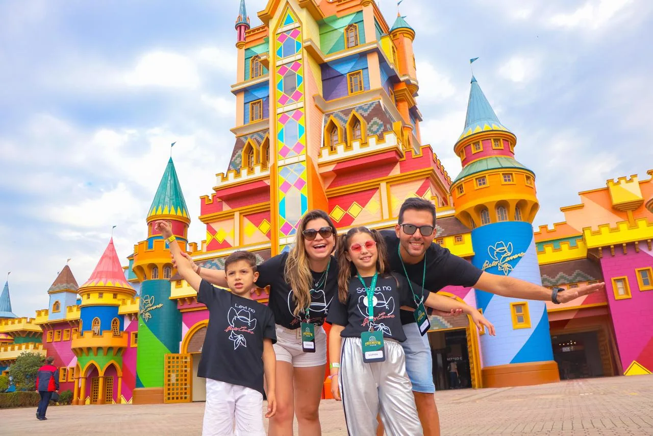 Sophia Eldo curte dias de diversão com a família no Beto Carrero World