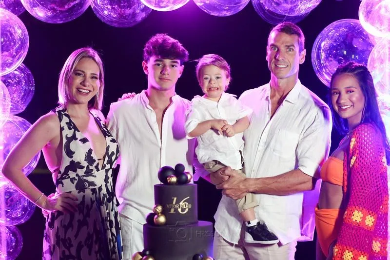 Vitor Filho comemora 16 anos em animada pool party