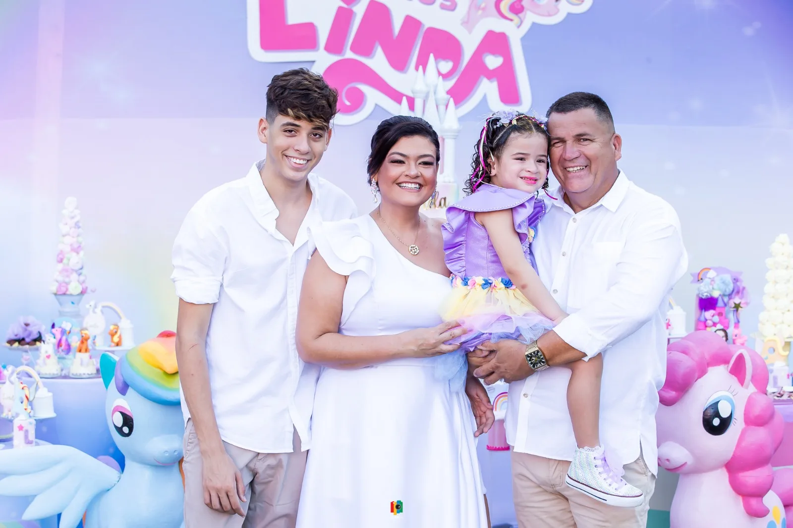 Cris Pontes e Lindon Johnson celebram quatro anos da filha, Linda