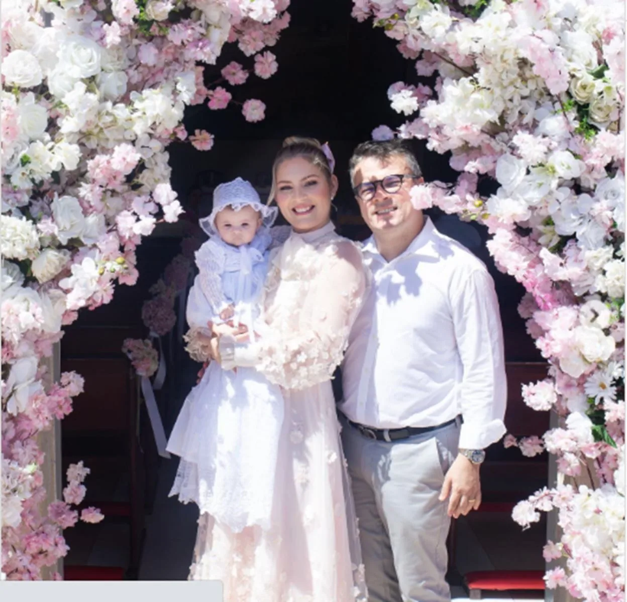 Amanda Castro e Marcos Filho levam Maitê à pia batismal