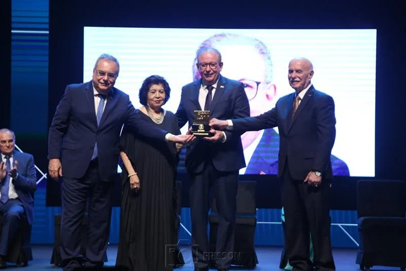Ricardo Cavalcante é agraciado com o Troféu Clovis Rolim