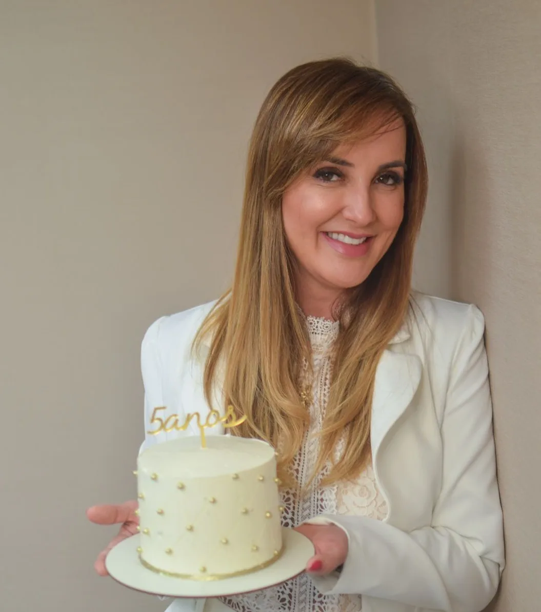 Kaline Ferraz celebra cinco anos de sucesso da sua Clínica
