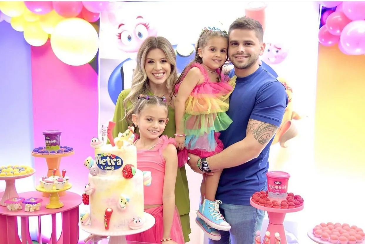 Isabela Franklin e Ivan Bezerra Neto assopram as quatro velinhas da filha Pietra