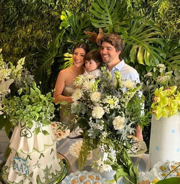 Renata e Renan Aguiar levam o filho Antônio à pia batismal