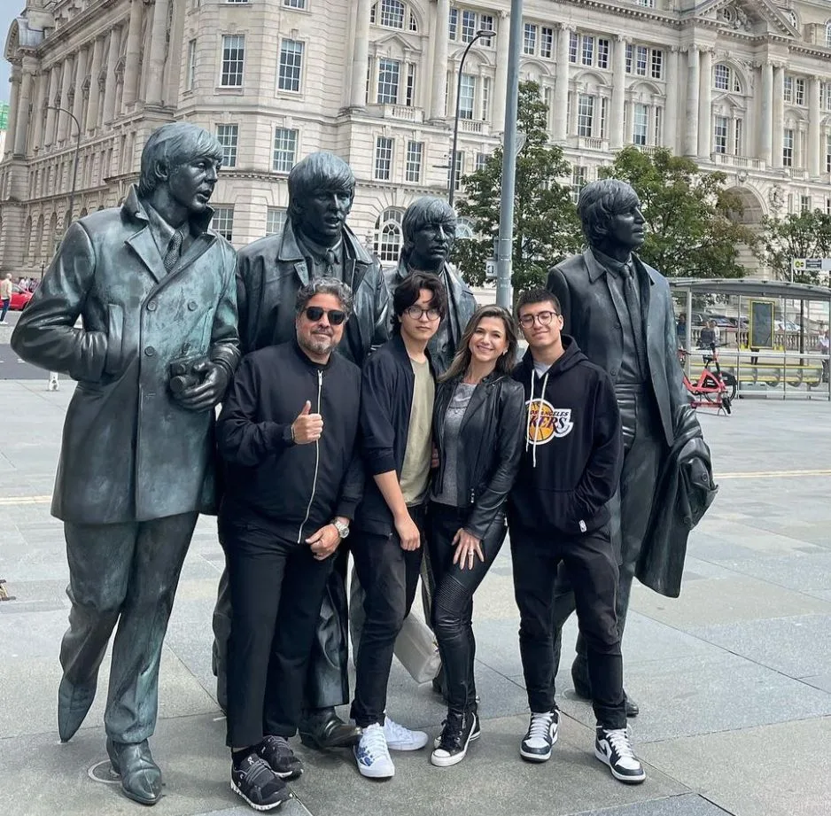 Aline e Leandro Vasques pegam a rota de Liverpool com a família