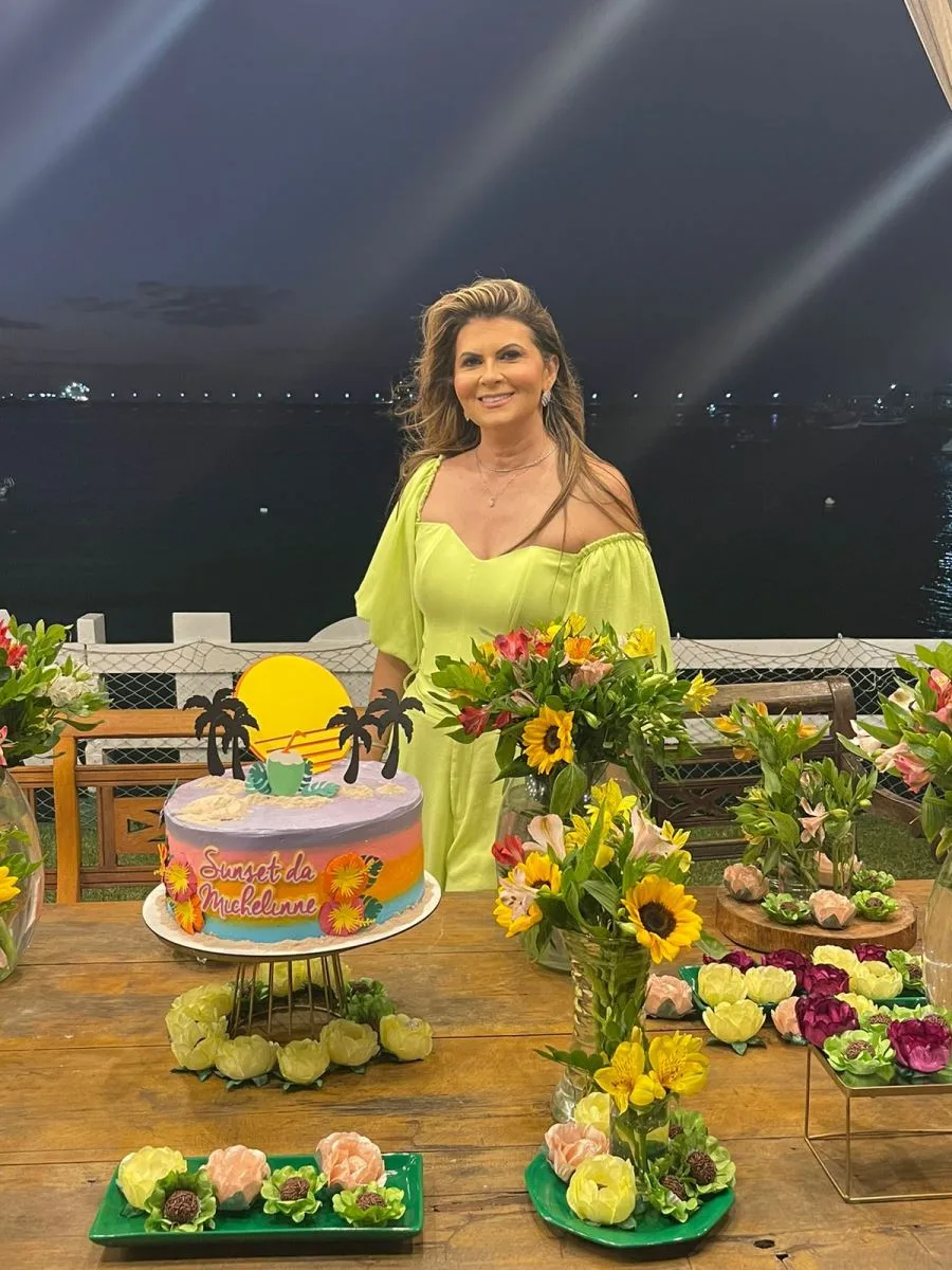 Michelinne Pinheiro comemora nova idade em animado sunset
