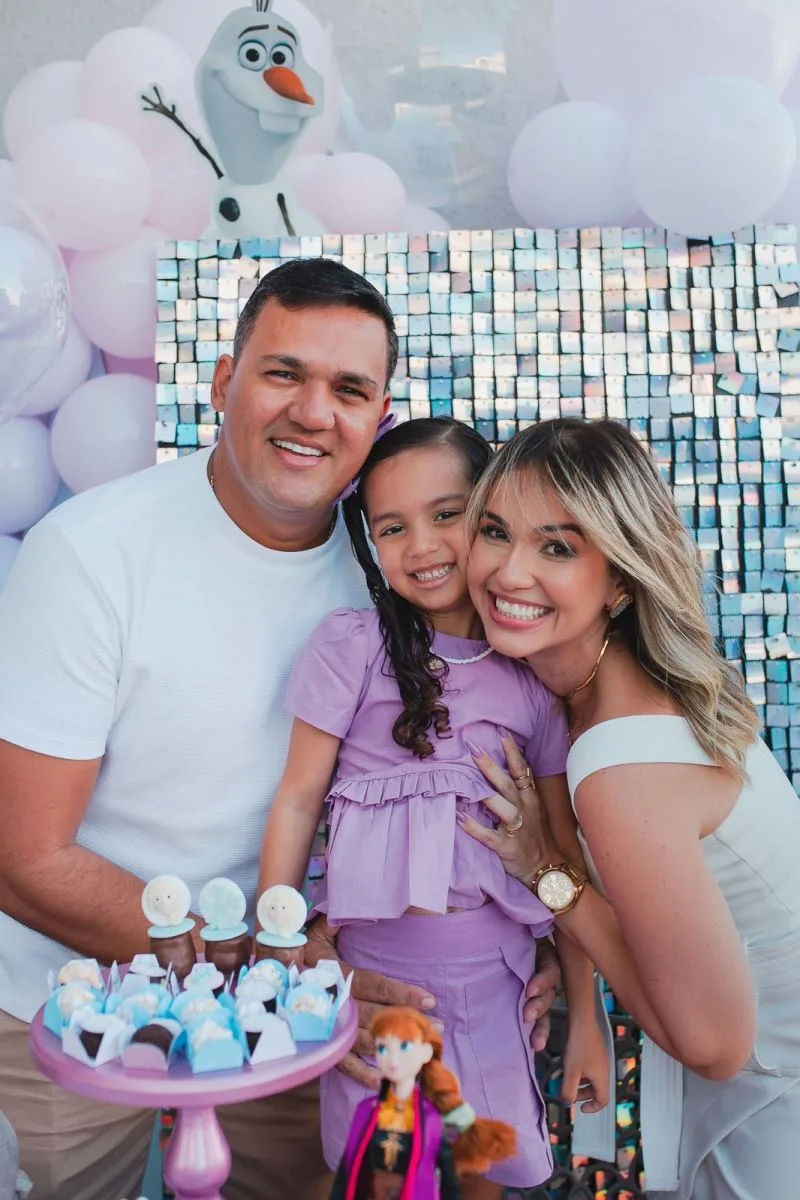 Wládia Cacau e Tony Martins celebram os cinco anos da filha Duda com temática Frozen