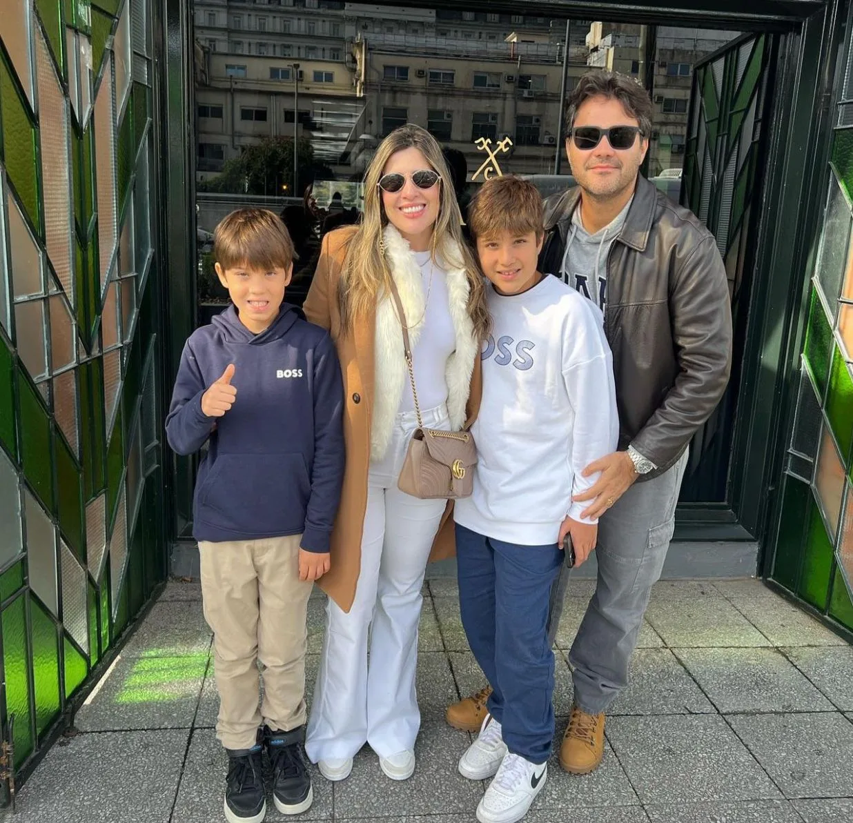 Roberta e Luciano Maia embarcam para Buenos Aires com os filhos