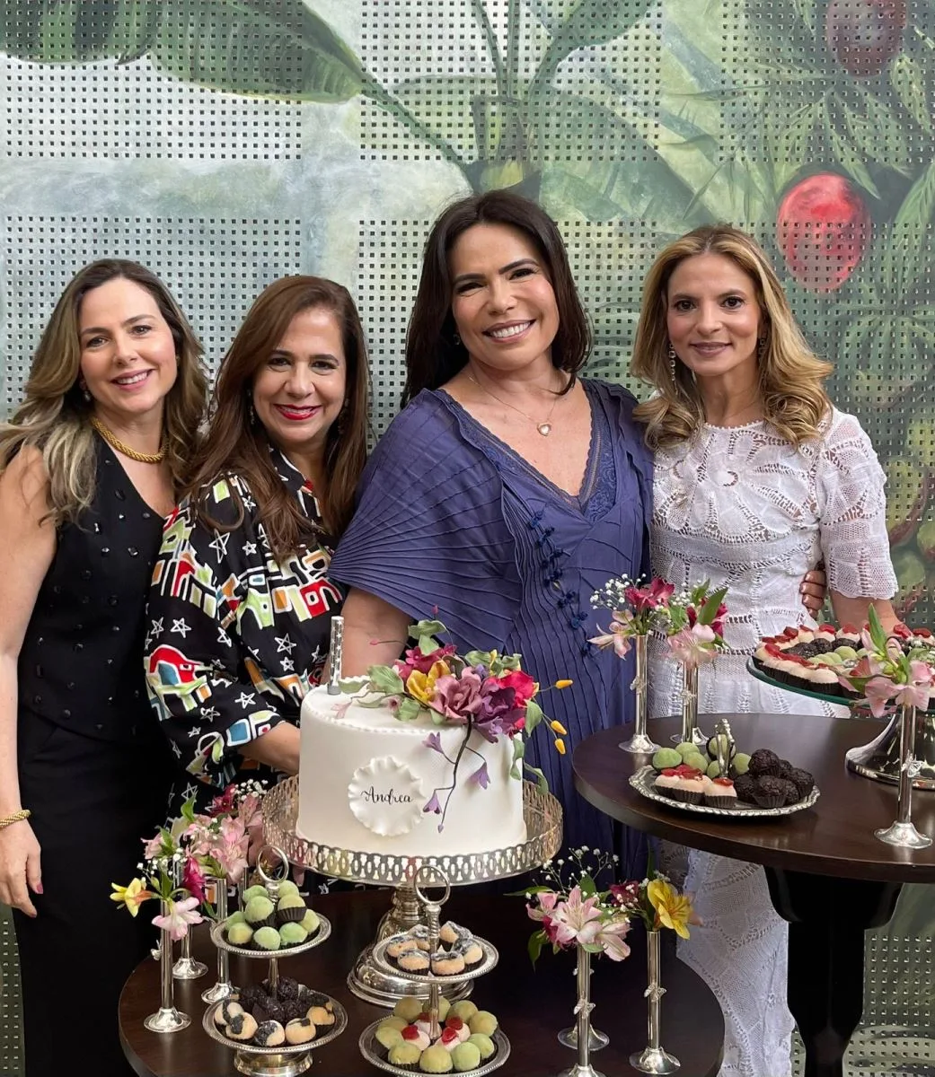 Andrea Rios celebra nova idade em almoço com turma de amigas