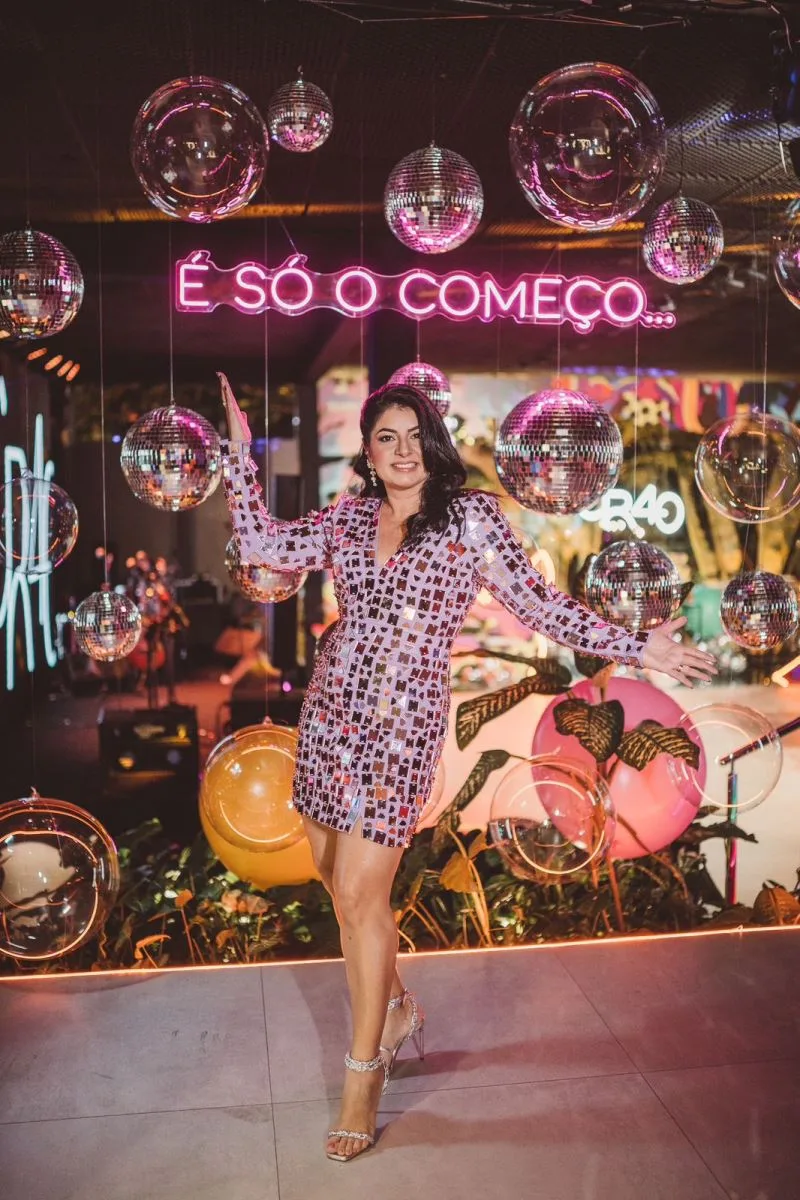 Carla Roma celebra 40 anos em noite de muita alegria