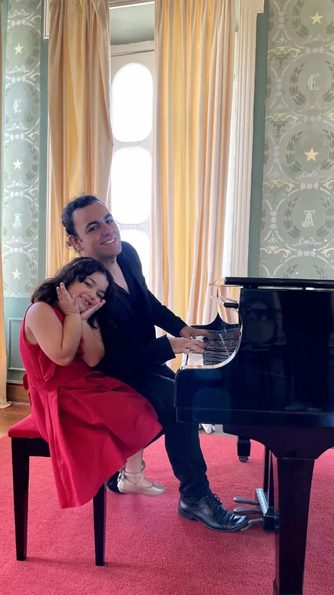 Leandro Cavalcante e a filha, Aurora, regravam sucesso de Andrea Bocelli