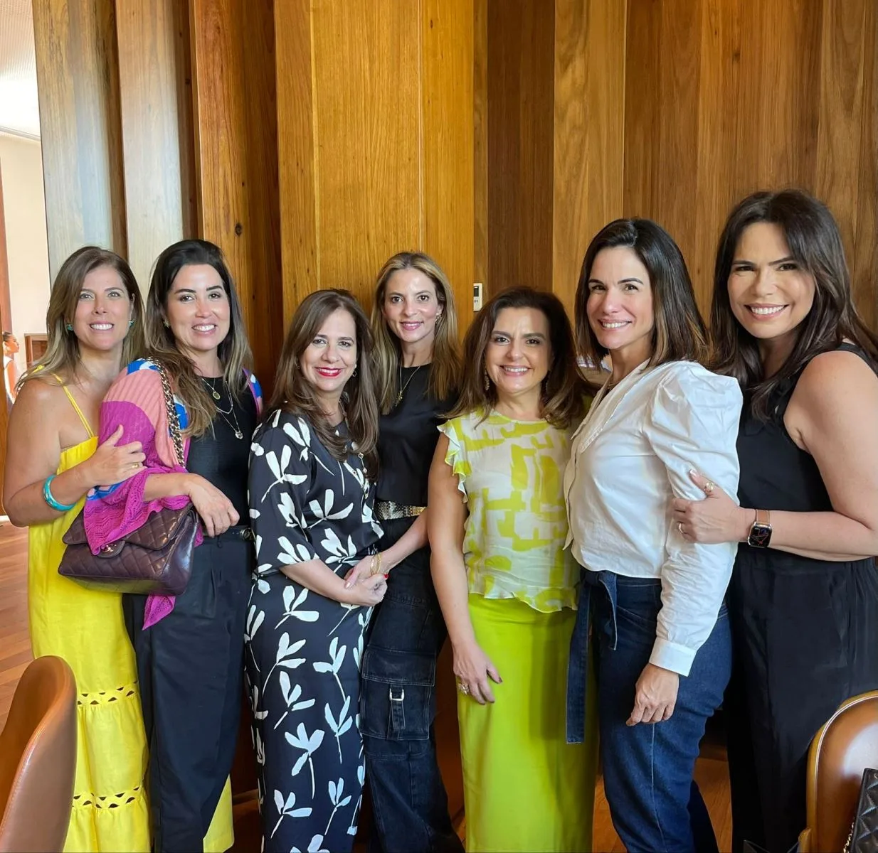 Roberta Ary Câmara ganha os parabéns de grupo de amigas