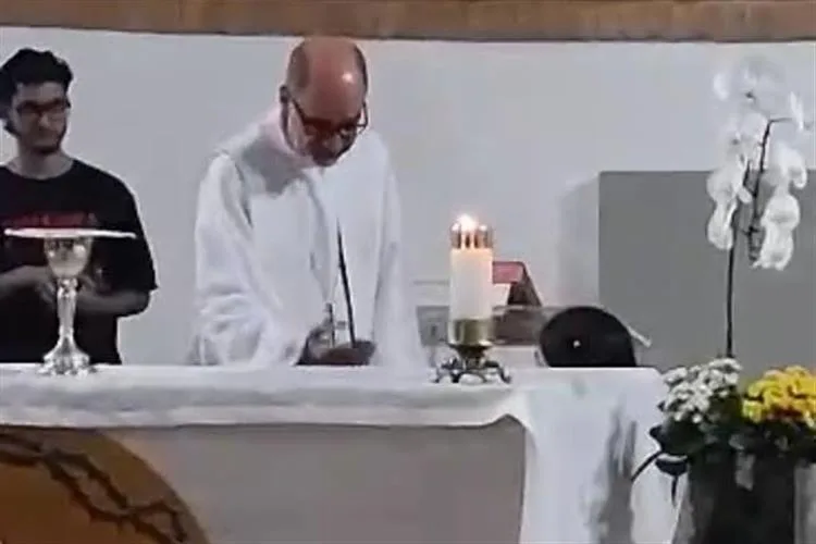 Bispo Dom Mol se recusa dar comunhão a jovem ajoelhada