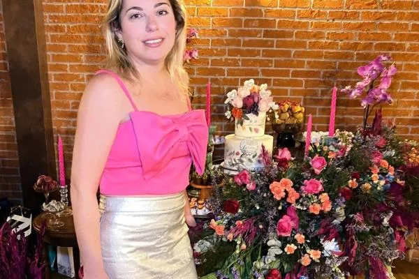 Patrícia Aquino ganha os parabéns em festa surpresa