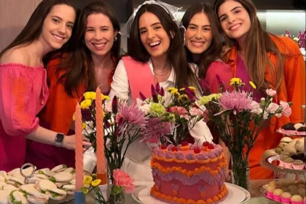 Animação e alegria marcam o chá de panela de Amanda Feitosa