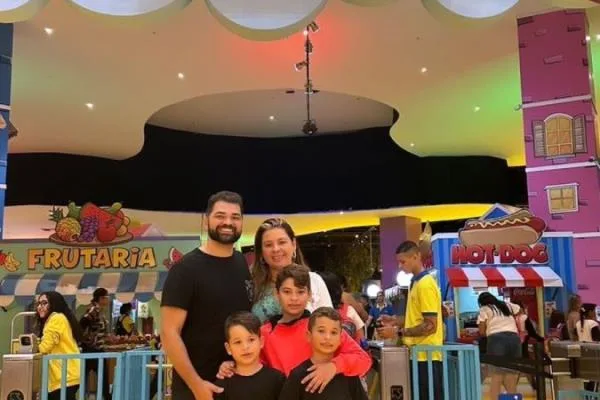 Camila Ximenes e Jacob Mendes em temporada de diversão com os filhos