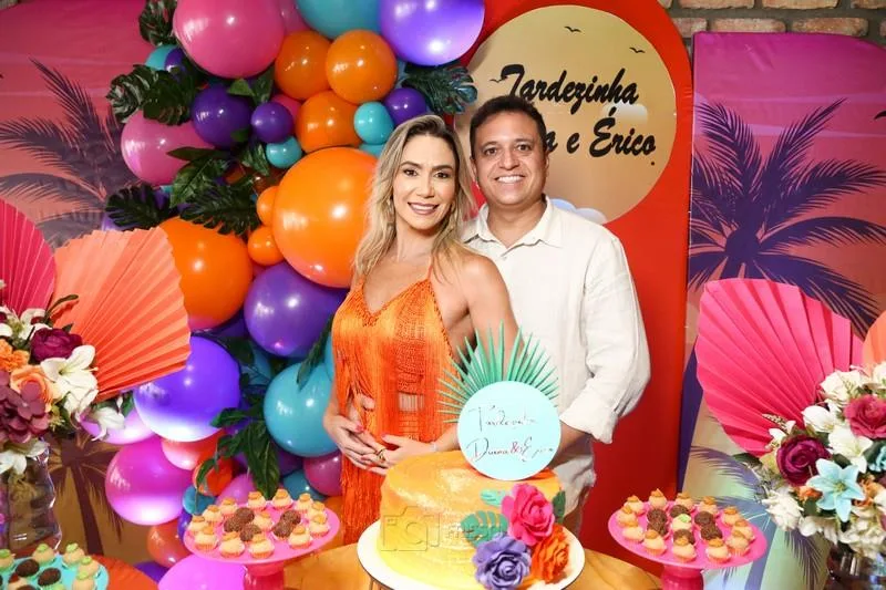 Diana e Érico Silveira comemoram as novas idades em animada roda de samba