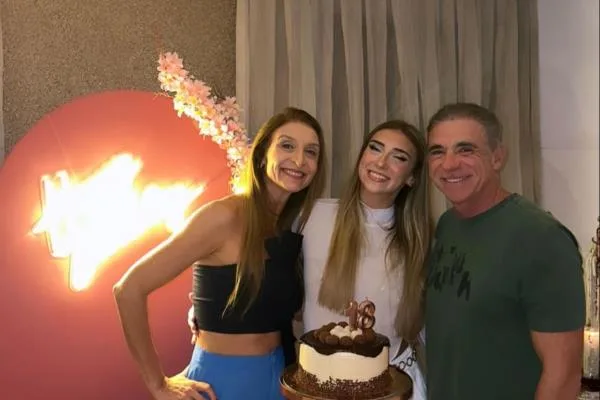 Marina Facó festeja chegada aos 18 anos entre família e amigos