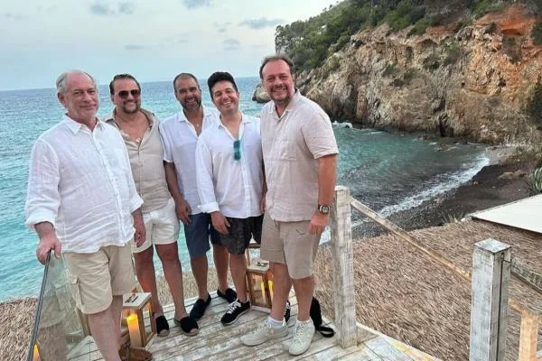 Ciro Gomes e Adrísio Câmara entre turma de amigos em Ibiza
