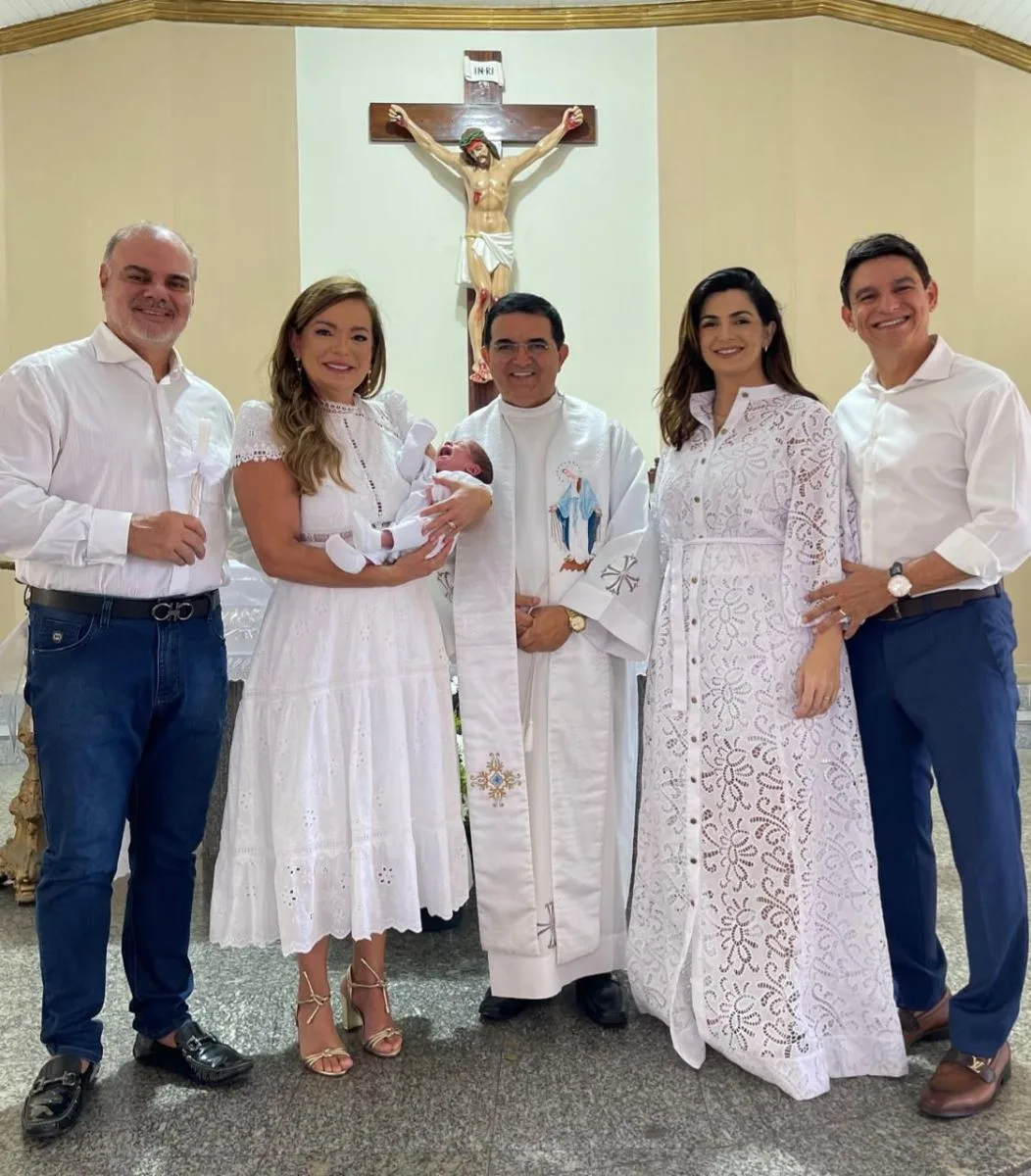 Monaliza e Orlando Cavalcante levam o filho Levi à pia batismal
