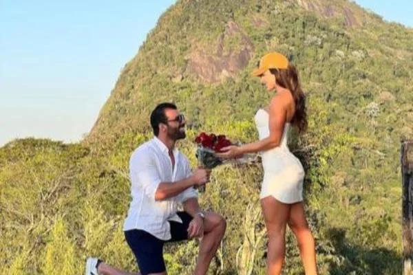 Apresentadora Bianca Saraiva é surpreendida com pedido de noivado