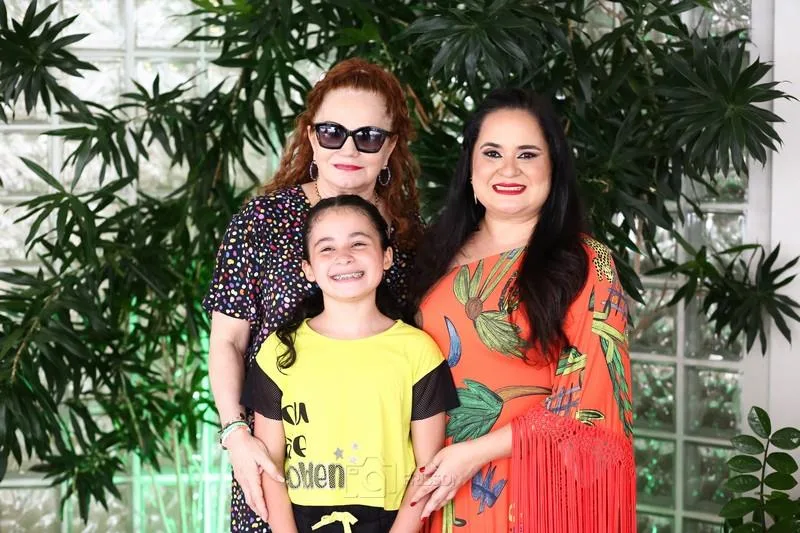 Janille Brasileiro é surpreendida com sessão sopro de velinhas