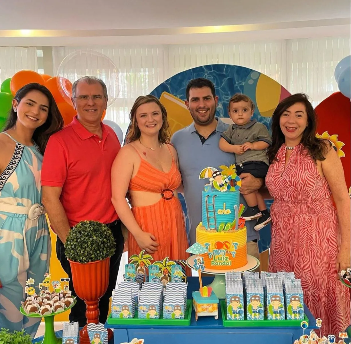 Luiz Randal apaga sua primeira velinha ao lado da família