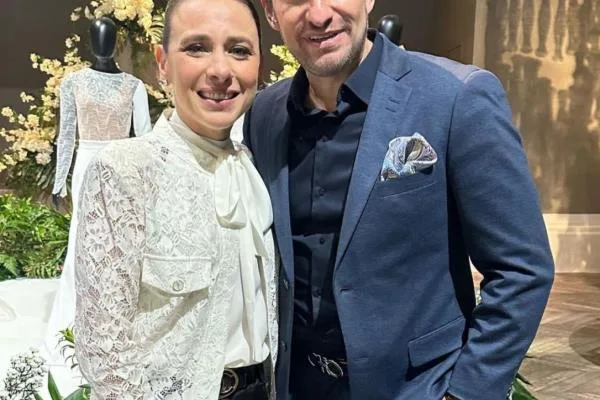 Paulo Benevides se apresenta em desfile de Lethicia Bronstein em São Paulo