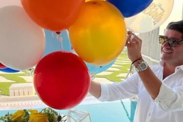 Em Mykonos, David Moura celebra aniversário com amigos