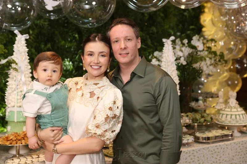Rafaela e Erik Kleinberg levam o filho Robert à pia batismal