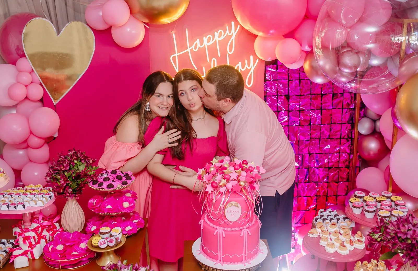 Karla Benevides e Victor Rocha armam animado happy birthday para a filha Klarinha