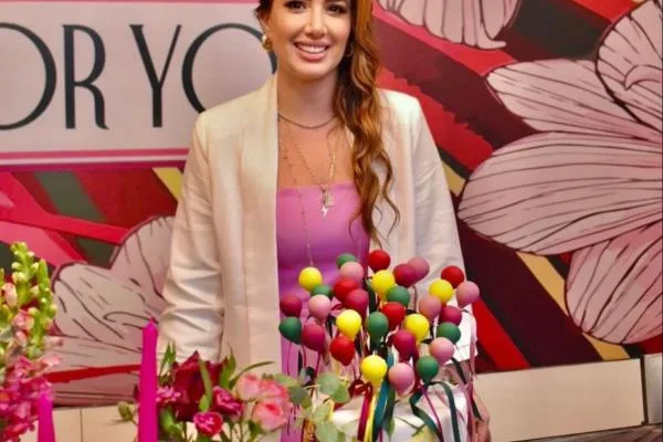 Gabriela Bastos ganha os parabéns em festa surpresa