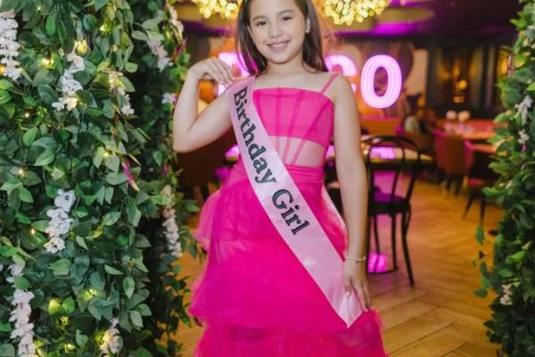 Sophia Eldo desembarca em Nova York em celebração aniversarial