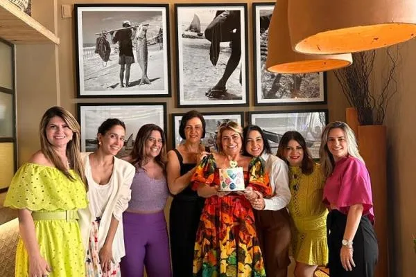 Cris Cavalcante comemora a nova idade cercada pelo carinho das amigas