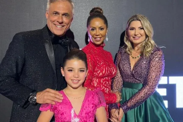 Sophia Eldo recebe prêmio revelação de Apresentadora Kids em NY