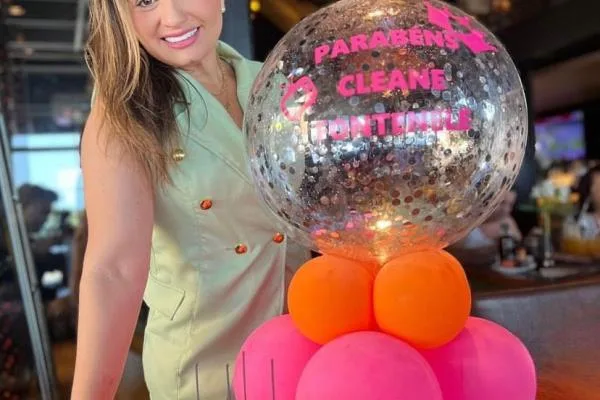 Cleane Fontenele é surpreendida com aniversário em família