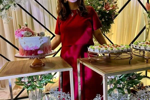 Monaliza Cavalcante ganha os parabéns em festa surpresa
