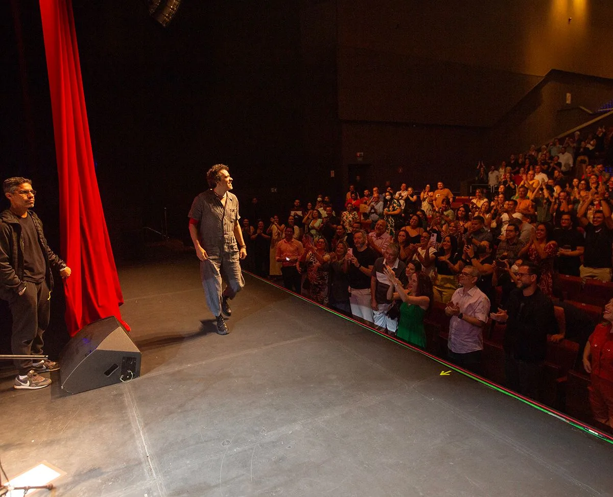 Paulinho Moska ilumina o Teatro RioMar em noite de frisson musical