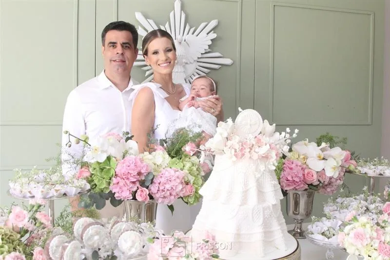 Fernanda e Tasso Pacheco levam a filha Nicole à pia batismal