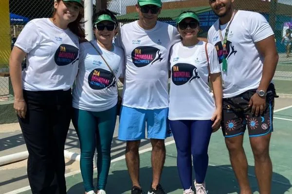 Movimento com mais de 100 pessoas realiza ação em prol do meio ambiente na Praia do Futuro