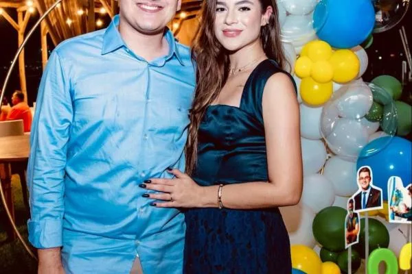 Carmelo Neto brinda a nova idade entre amigos e familiares
