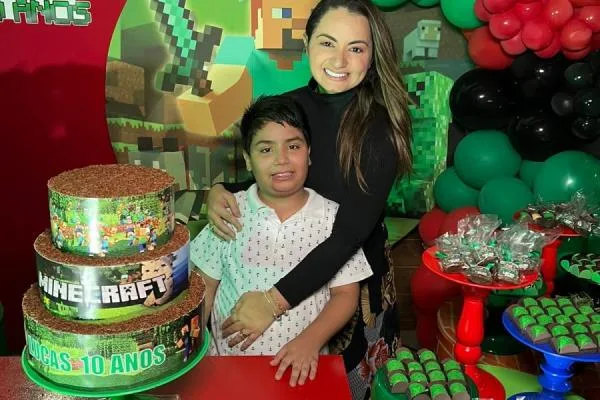 Cleane Fontenele e Bruno Alves festejam os 10 anos do filho Lucas
