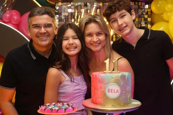 Karyne e Cláudio Barreira armam baladinha neon para festejar os 11 anos da filha Isabela