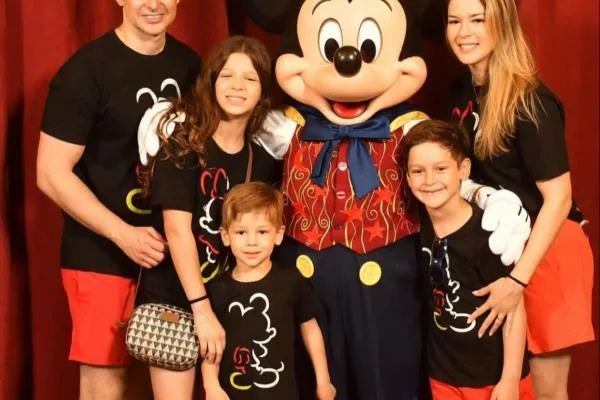 Juliana e Jonathan Magalhães curtem dias de diversão na Disney