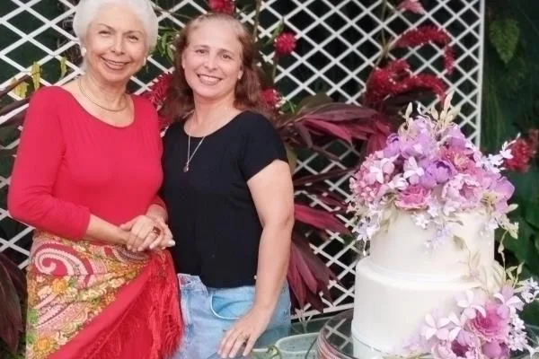 Alódia Guimarães recebe os parabéns dos mais queridos em sessão sopro de velinhas
