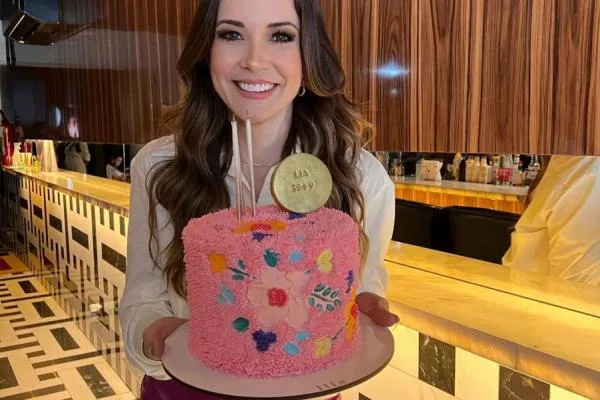 Lia Bastos celebra 3.9 cercada do carinho dos mais queridos