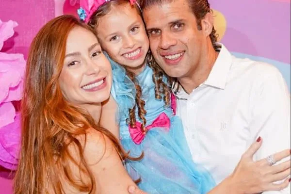 Maryna Landim canta os parabéns para a filha Isadora